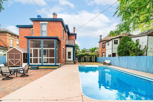 Foto del edificio - Huge Brick House in Victorian Village/Short North, Beautiful Woodwork 3 Car Garage and Swimming pool