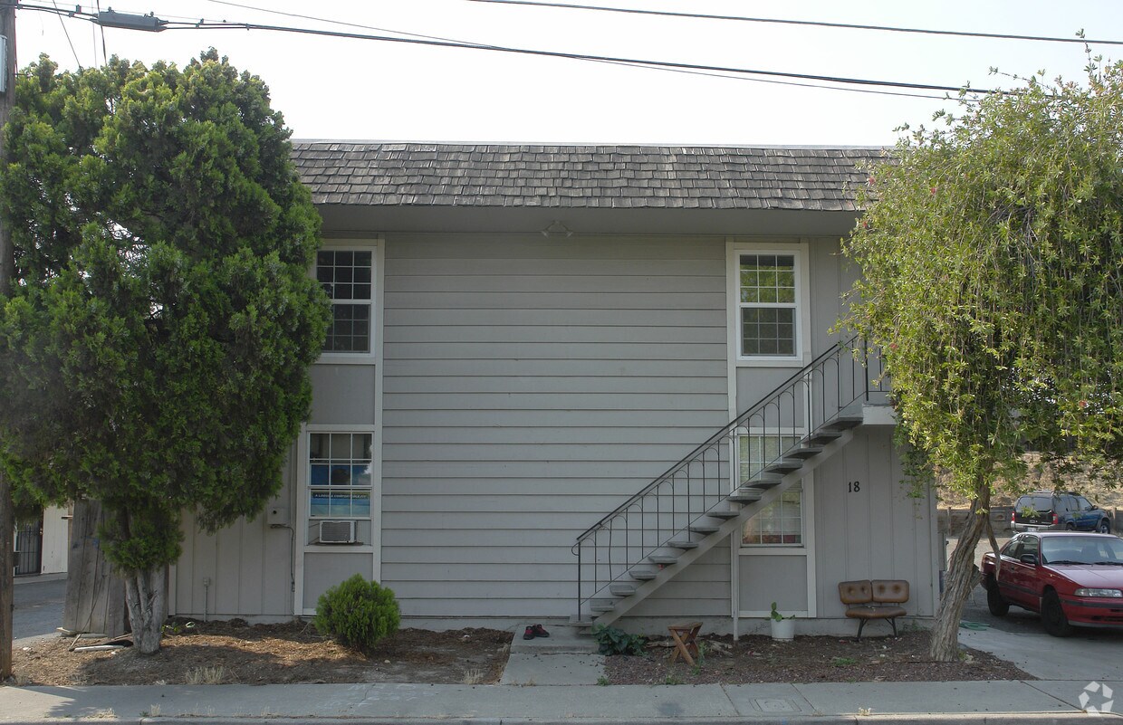 Building Photo - 18 S Lake Dr