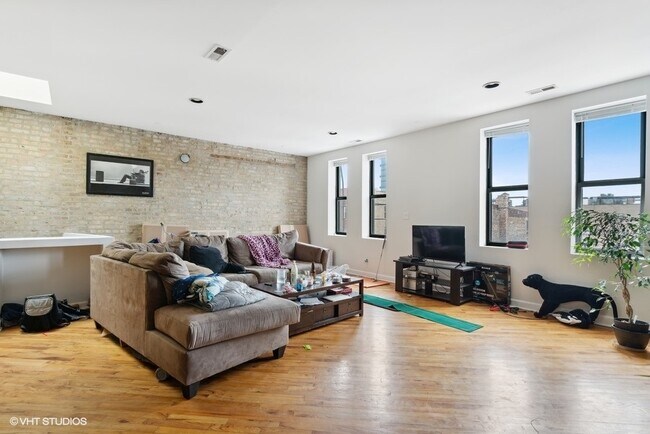 Foto del edificio - 1156 W Grand Ave