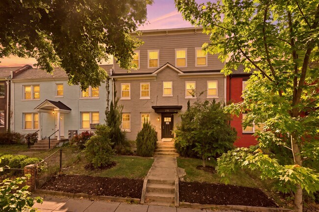 Building Photo - 218 20th St NE
