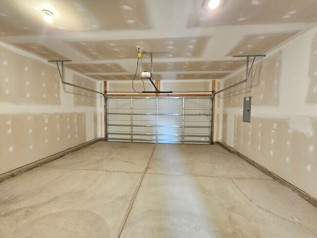 Building Photo - NEW 4- Bedroom Home With Loft, Bonus Room and Fenced Backyard