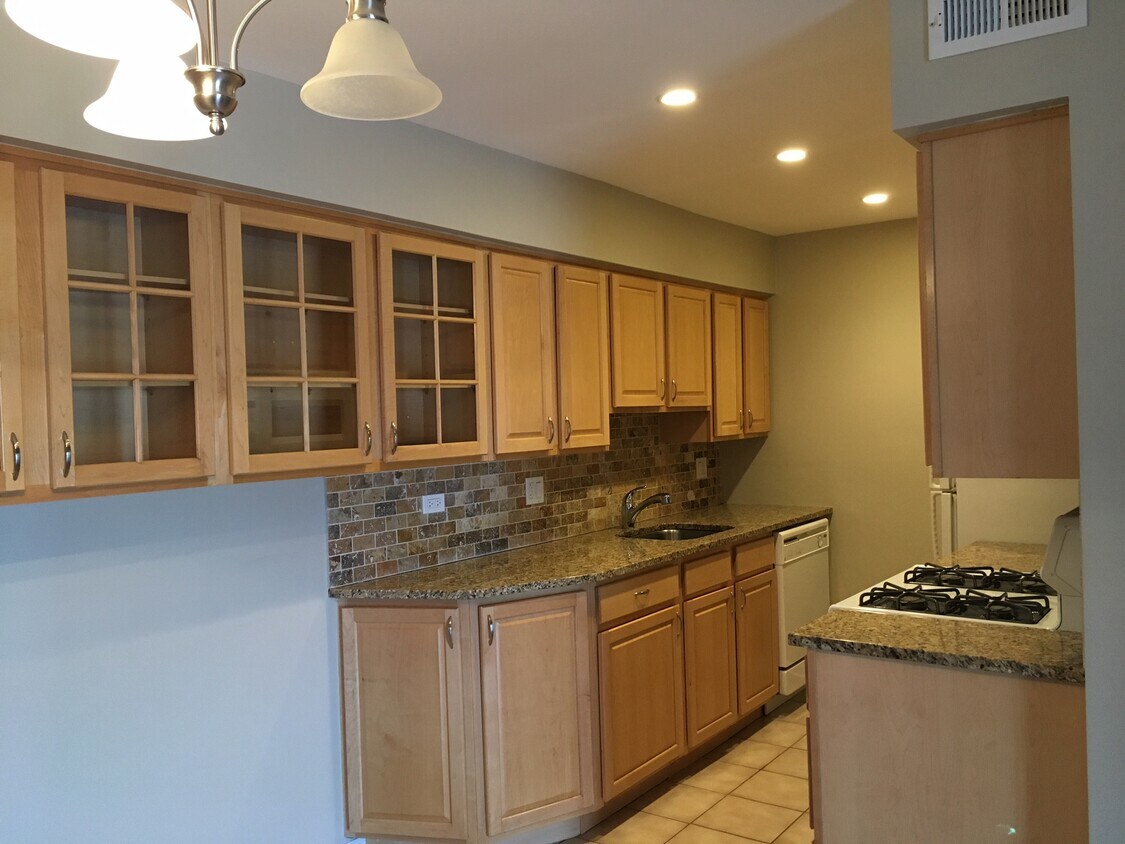 Primary Photo - 1627 N Windsor Dr