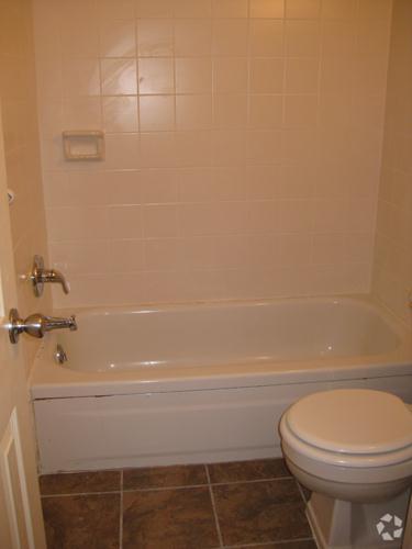 Baño - Providence Manor Apartments