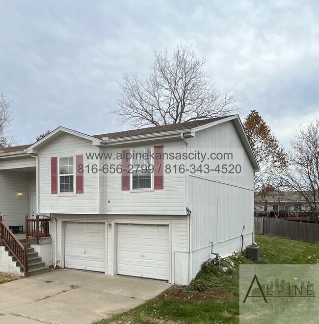 Building Photo - Spacious Northland Duplex, 2 Car Garage