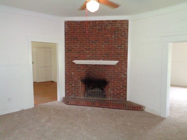 Building Photo - Cute as a button! 2 bed, 1 full bath, reno...