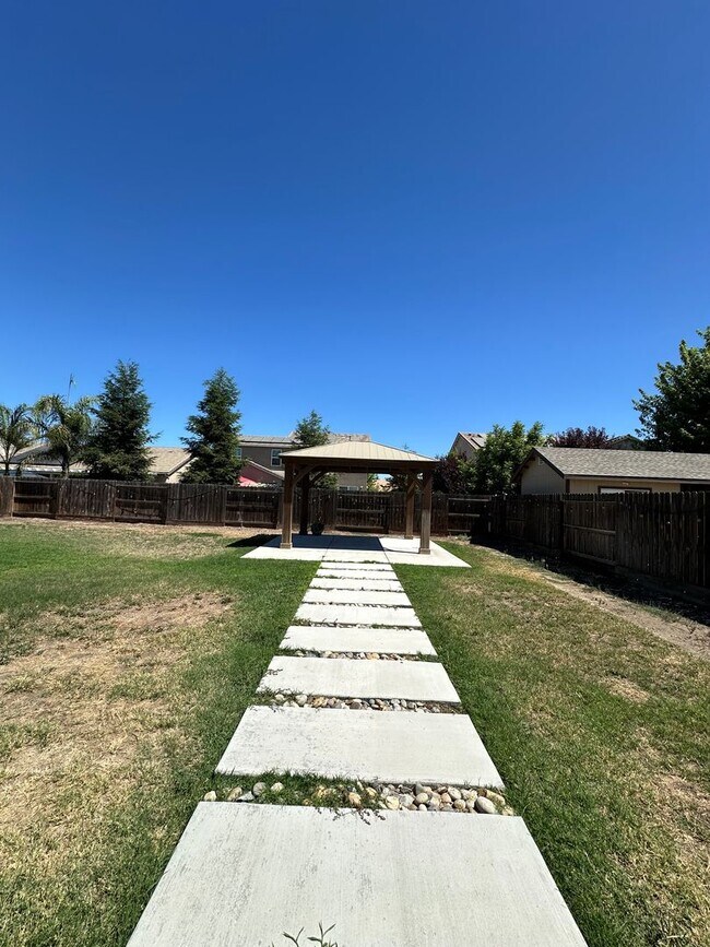 Foto del edificio - NW Visalia home located in the Di Mello To...