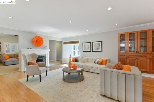 Building Photo - Spacious Sequoyah Hills Home