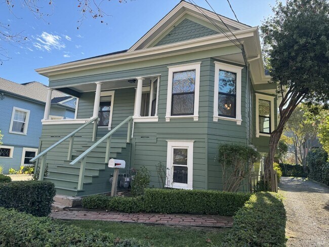Building Photo - 321 B St