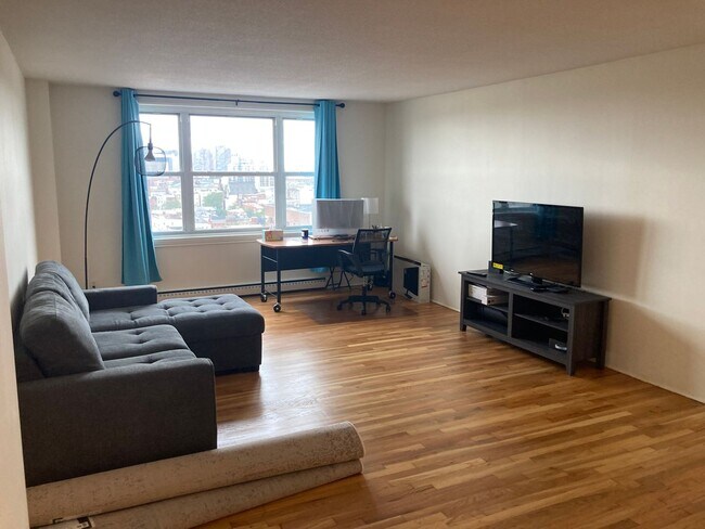 Building Photo - One-Bedroom Mt. Vernon Condo in St. Paul A...