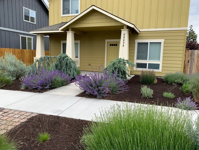 Building Photo - 3 Bedroom + Huge Bonus Room in NW Bend