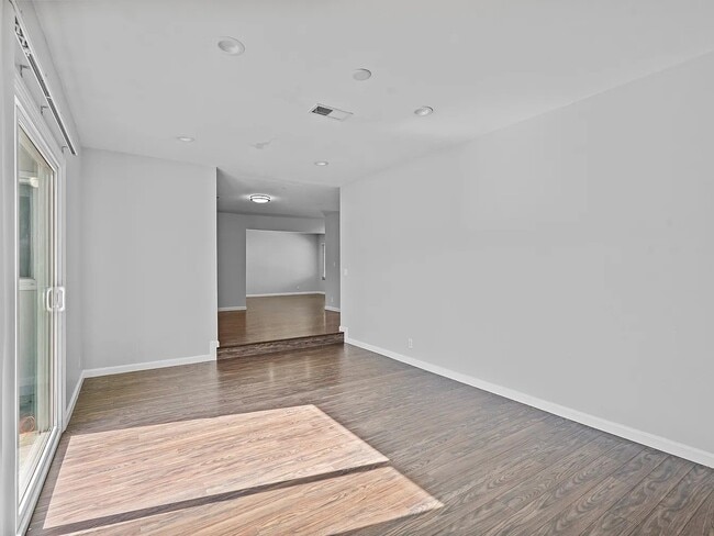 Building Photo - 2869 Fairfax Ct