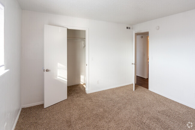 2BR, 1BA 872SF - Highland Park