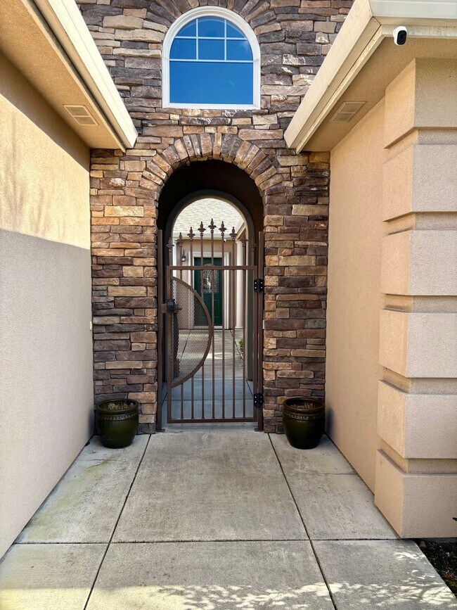 Foto del edificio - Spacious Luxury Home with Hardwood Floors & Outdoor Living