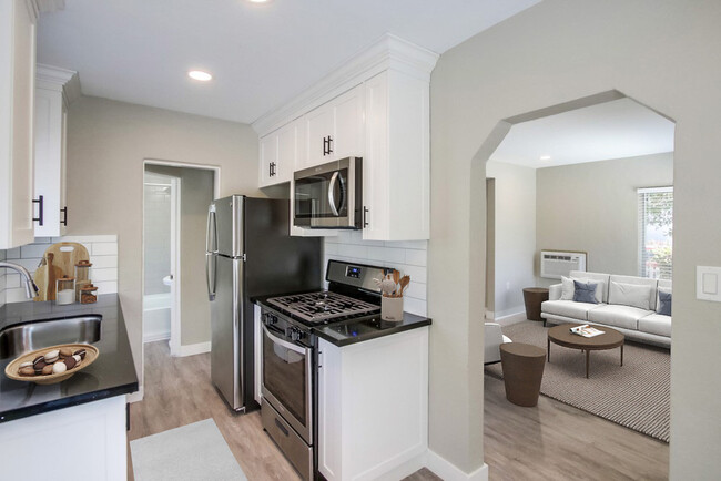 Foto del edificio - THE POINTE - JUST RENOVATED! Luxurious Com...