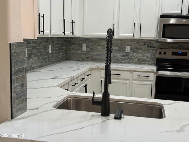 Foto del edificio - 21122 W Sunrise Ln