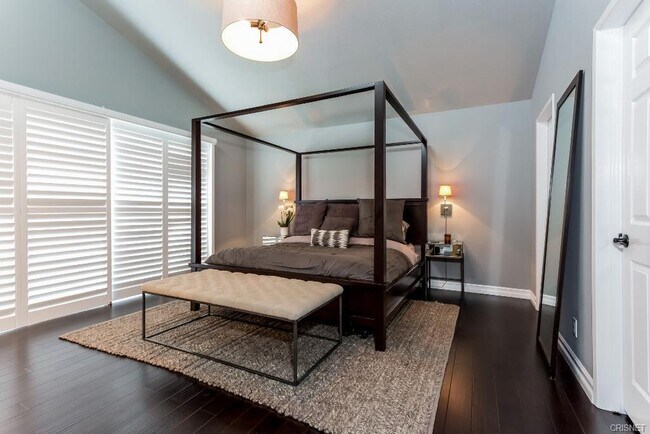 Master bedroom with balcony and high ceilings - 4455 Fulton Ave