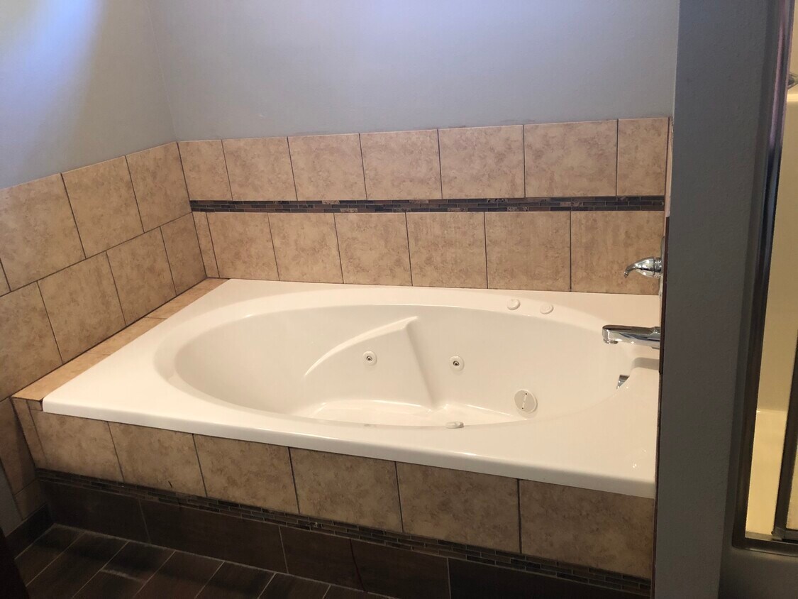 Jetted tub in master bath - 1700 Wilson Rd
