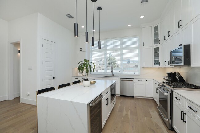 Foto del edificio - 5704 Fairdale Ln