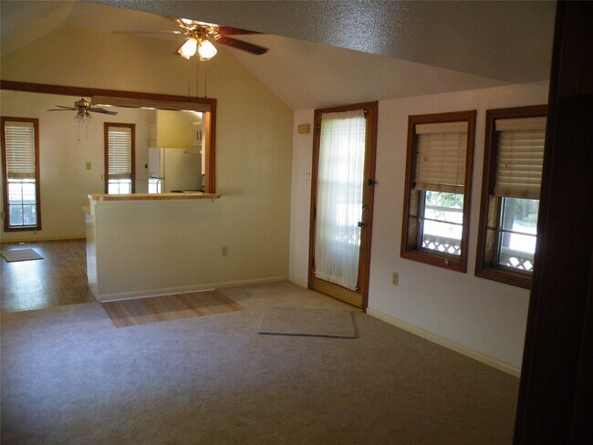 Foto del edificio - 703 Clear Lake Rd