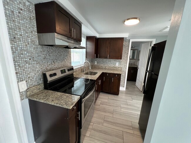 Building Photo - 5333 Pasadena Dr