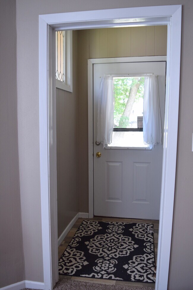 Entry - 427 N Summit Ave