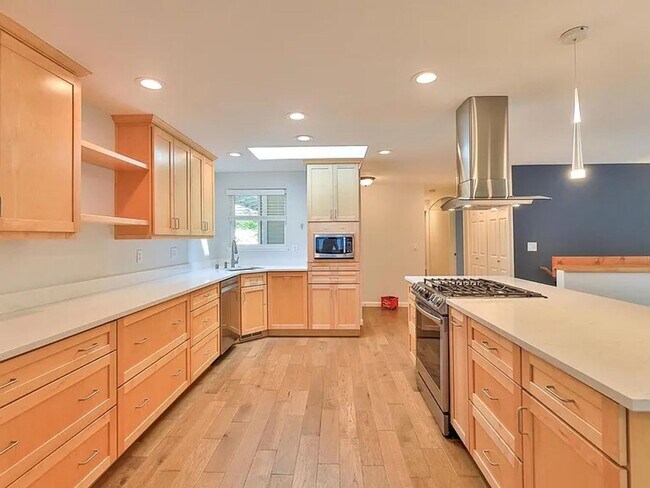 Building Photo - Remodeled Bellevue Home