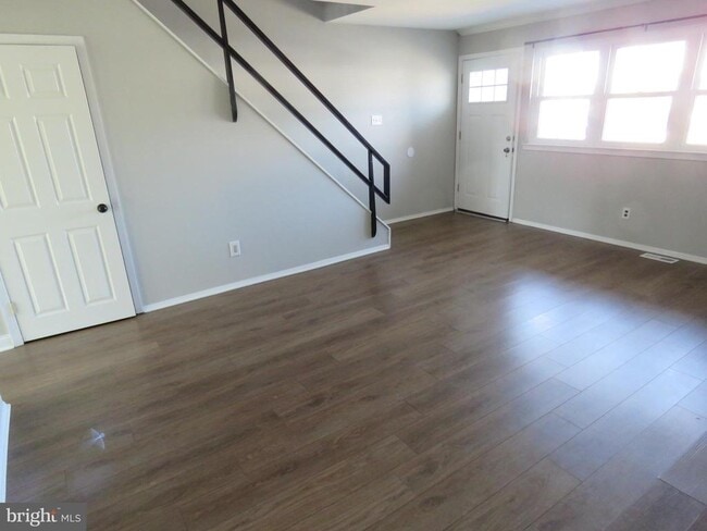 Building Photo - 3207 Fairdale Rd