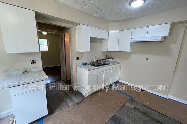 Building Photo - 323 S Napoleon Ave