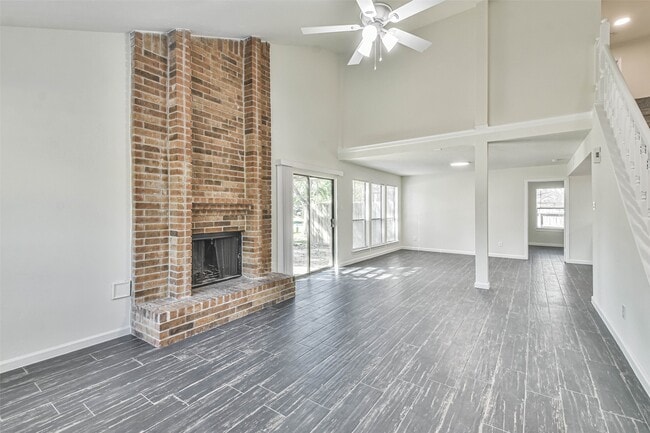 Foto del edificio - 5222 Creek Shadows Dr