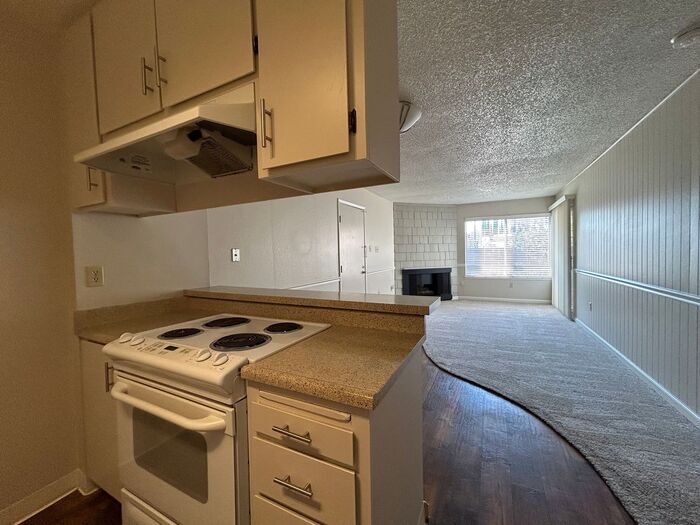 Primary Photo - Upstairs Charming 1 bedroom with Large Pat...