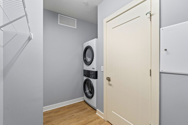 1 Bed - Standard w/ Bonus Room - Reed Creek Greenway Apartments