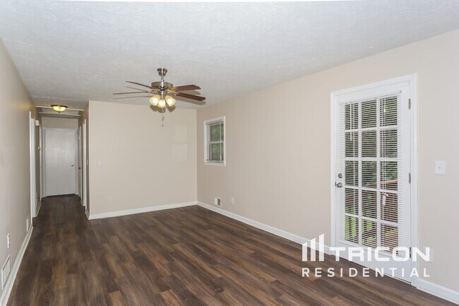 Foto del edificio - 6205 Dorsett Shoals Rd