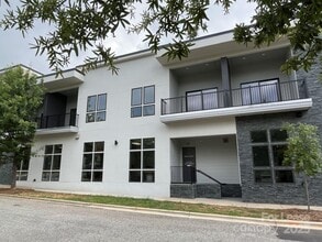 Building Photo - 19546 Greentree Way