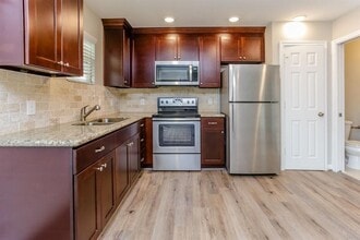 Building Photo - 1007 1/2 W Main St