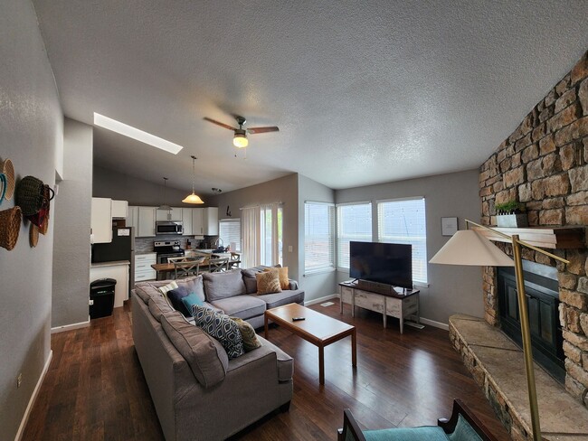 Building Photo - Stunning 3 Bed 1 Bath Unit With Deck!