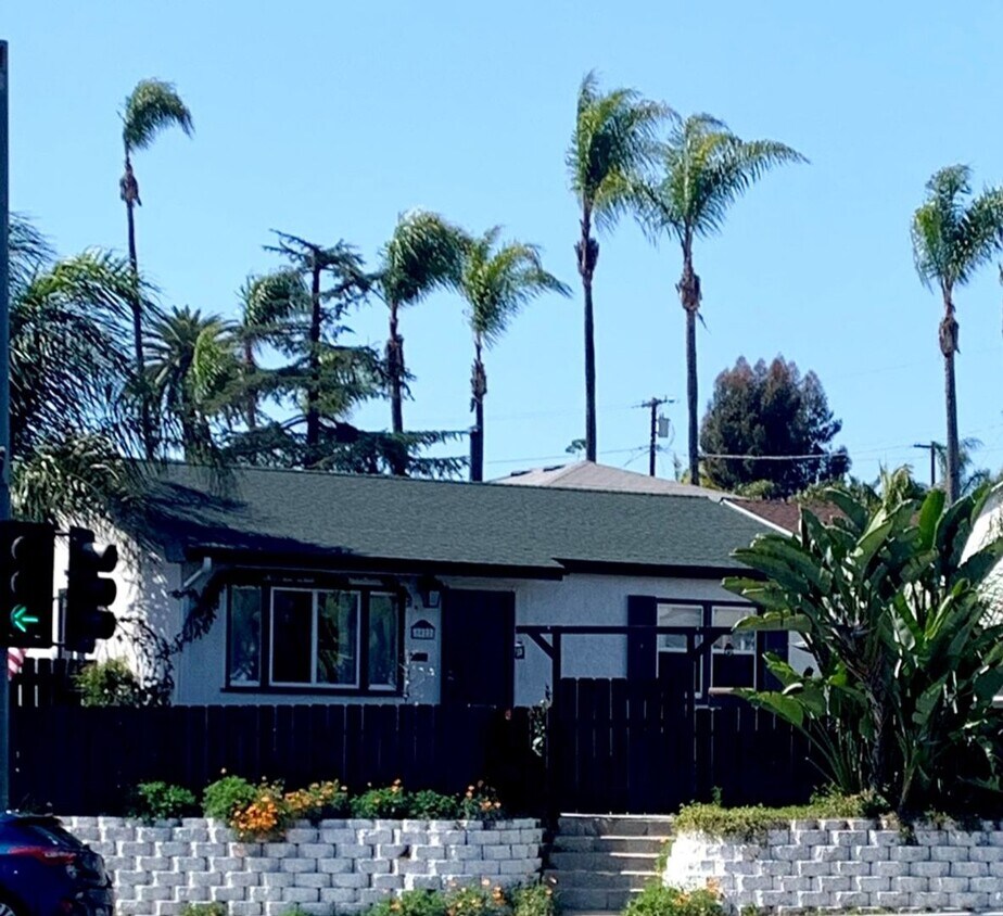 Primary Photo - Cozy 2 Bed, 1 Bath *PLUS BONUS ROOM* Cotta...