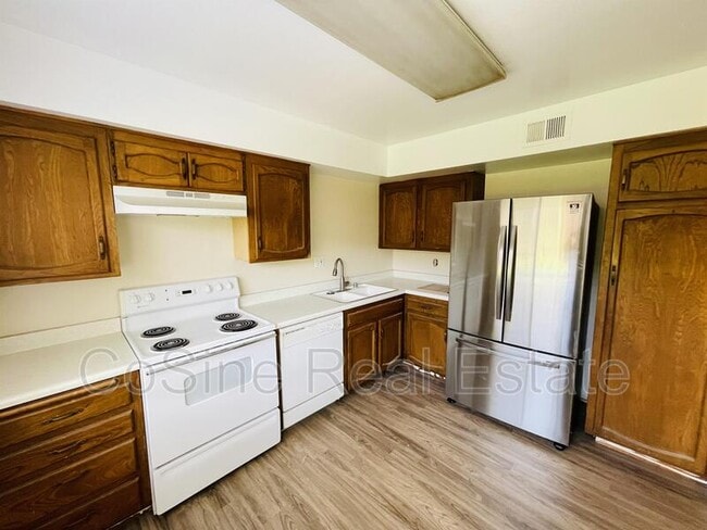Building Photo - 6856 Hyde Park Dr