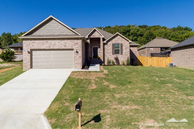 Foto del edificio - 3 bedroom 2 bath modern style home minutes from I-49 and Fayetteville access !!