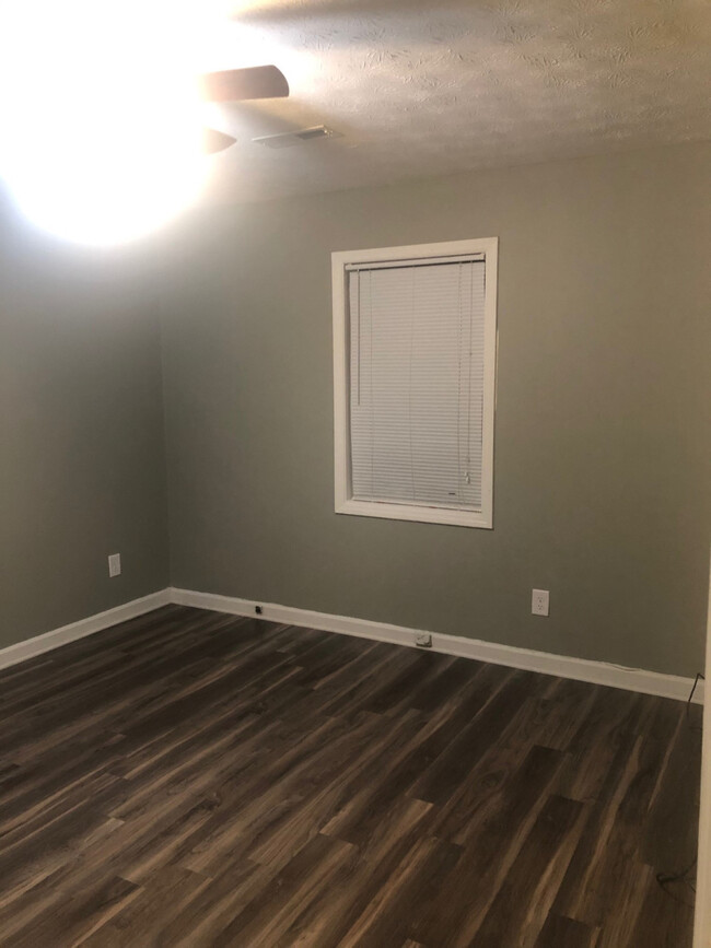 Building Photo - Valley Dale Duplex Unit B