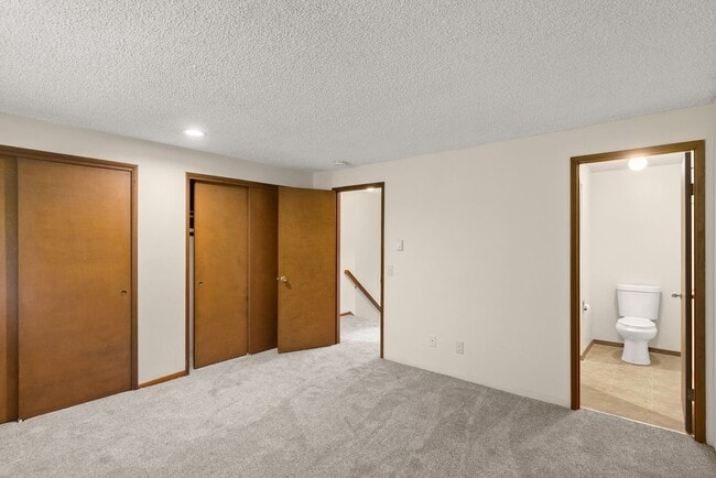 Building Photo - WELL-MAINTAiNED 2 BEDROOM & 1.5 BATH CONDO