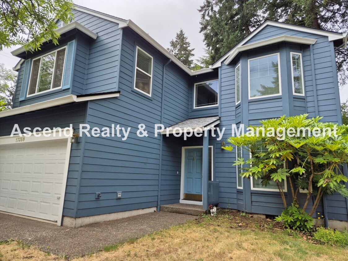 Foto principal - Available Now Stunning 2 Level Traditional...