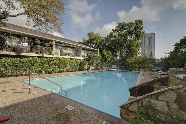 Foto del edificio - 500 E Riverside Dr