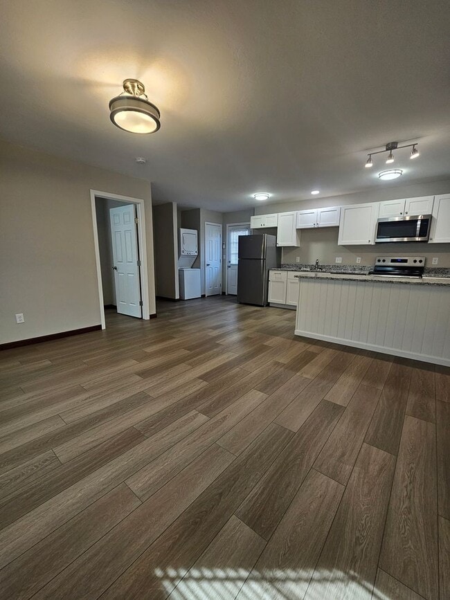 Building Photo - (1) Bed/(1) Bath Newly Remodeled Avail Mid-July! Direct Access off Alameda.