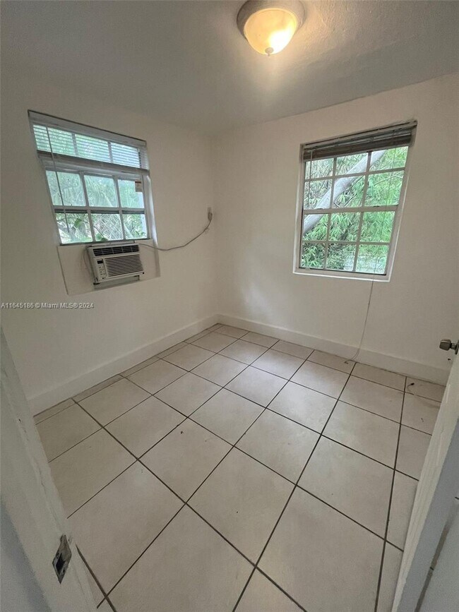 Foto del edificio - 553 NE 65th St