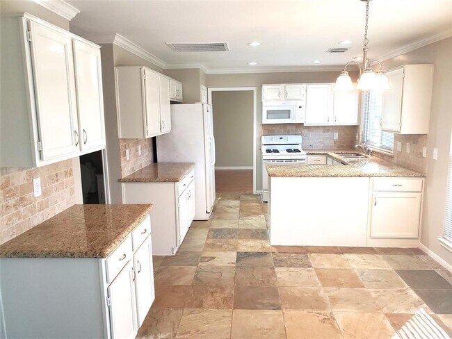 Building Photo - 2111 Aberdeen Dr
