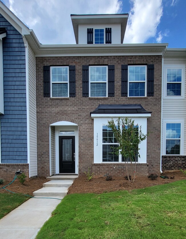 Building Photo - 15612 Country House St