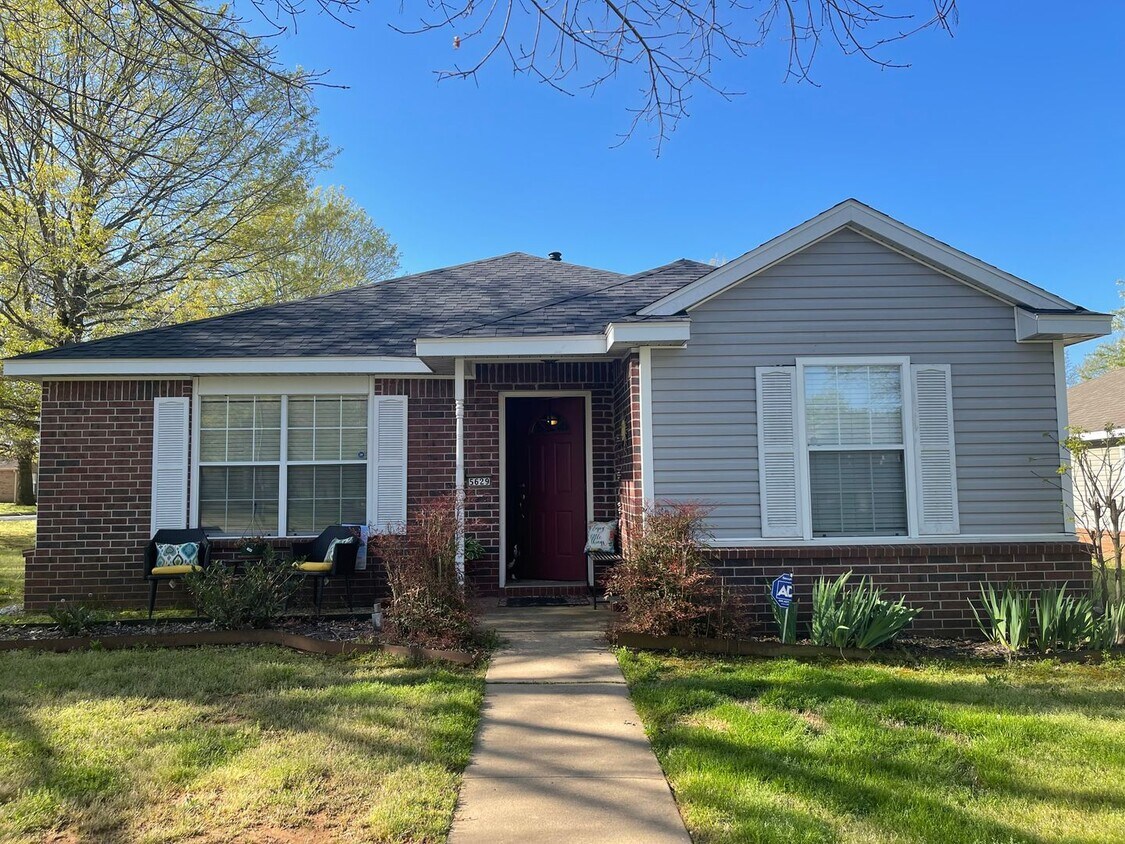 Foto principal - Pre - Leasing 3 Bedroom 2 Bath Extremely c...