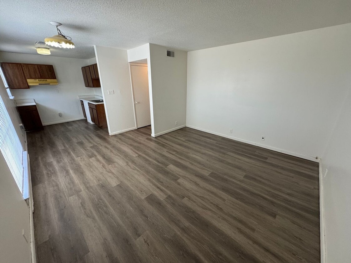 Building Photo - 1120 Hall St