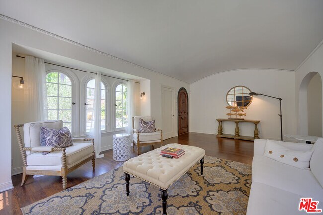 Building Photo - 142 S La Peer Dr