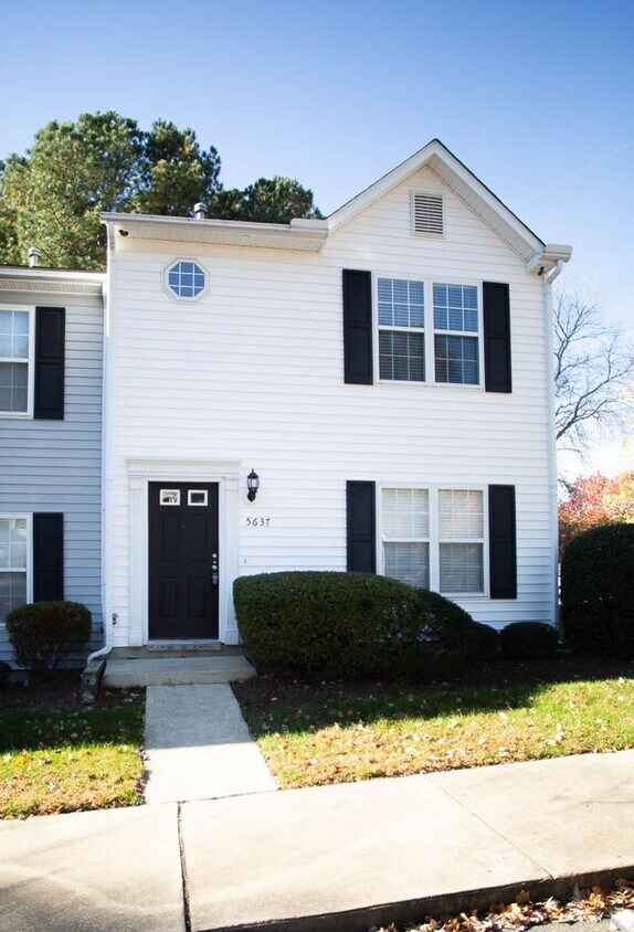 Foto principal - Updated End Unit Townhome in East Raleigh